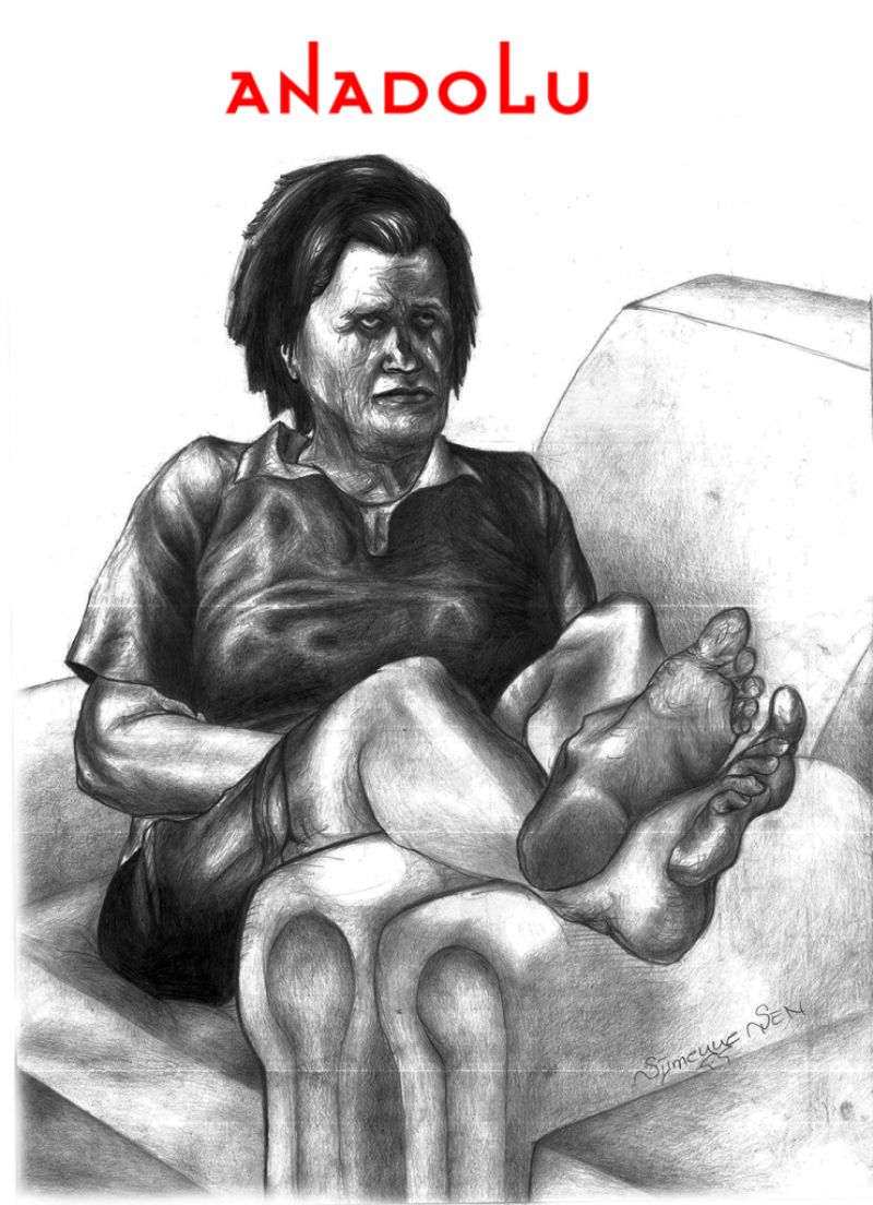 Karakalem Koltukta Ayaklarını Uzatan Yaşlı Kadın Çizimi Çanakkalede